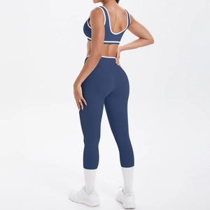 Rückansicht des navy Yoga-Sets mit weißen Kontrastpaspeln an Sport-BH und Leggings