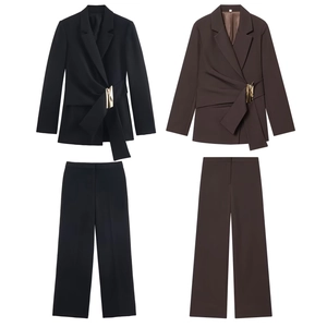 Tailleur pantalon femme avec blazer à boucle et pantalon large en noir et marron