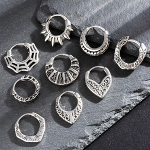 Orecchini A Cerchio In Acciaio Inossidabile Retro Punk Geometrico Intagliato Ferro Di Cavallo Fibbie Gioielli Gotici Per Uomini Donne