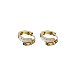 Boucles d'oreilles créoles géométriques dorées avec incrustation blanche et zircons
