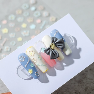 Florale 3D-Nagelsticker mit blauen und rosa Schmetterlingsschleifen und Relief
