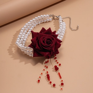 Ras de cou à trois rangs de perles avec rose en velours bordeaux et glands perlés