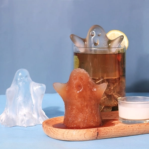 Gros plan de glaçons en forme de fantôme et chocolats pour boissons d'Halloween