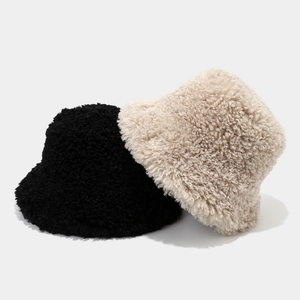 Cappello da pescatore caldo in pelliccia sintetica da donna nei colori nero e beige