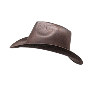 Détail du chapeau de cowboy en similicuir marron avec coutures et texture vintage