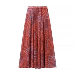 Détail d'une jupe en tulle marron avec motifs abstraits bleu clair et texture drapée