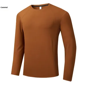 Détail d'un t-shirt caramel à manches raglan avec étiquette 2XL et texture technique