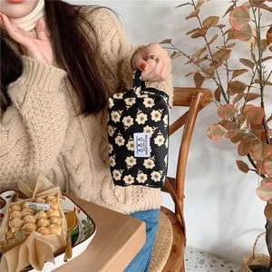Vue détaillée de la trousse de maquillage vintage en velours noir à motif floral