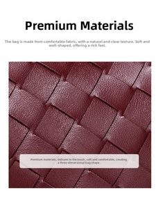 Vue macro de la texture en cuir tressé bordeaux et détails artisanaux sur le sac à main