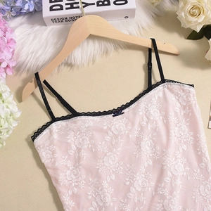 Detalle del vestido lencero de encaje floral rosa con delicado borde de encaje negro