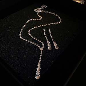 Parure de bijoux argentés avec cristaux géométriques dans un coffret cadeau noir