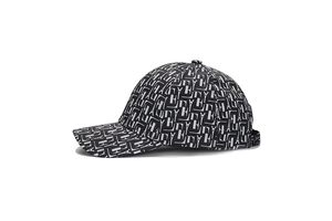 Détail de la casquette noire avec imprimé lettres grises et design de style rétro