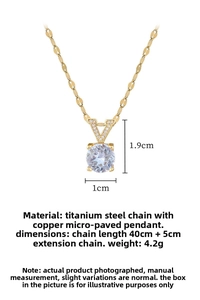 Détail du collier pendentif en V en titane doré avec pierre de zircone sertie