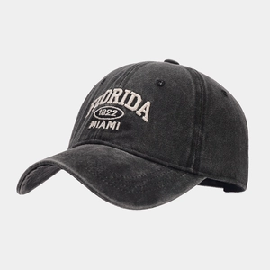 Vue détaillée d'une casquette de baseball en denim noir délavé avec broderie Florida