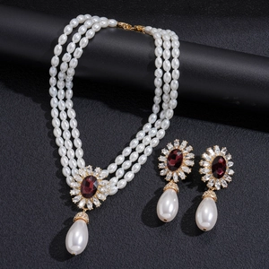 Parure collier perles 3 rangs avec pierres rouges et cristaux de style vintage