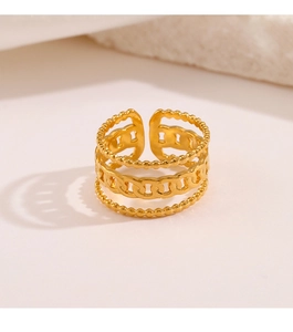 Nahaufnahme eines goldenen dreilagigen Edelstahlrings mit Panzerketten- und Perlendetails