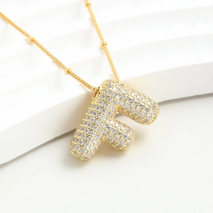 Collana con pendente a lettera F a palloncino dorata e micro zirconi incastonati
