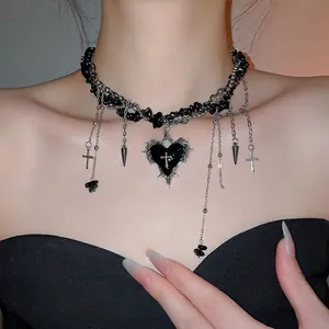 Gothic-Halskette mit schwarzen Steinen Herzanhänger und silbernem Kreuz im Y2K-Stil