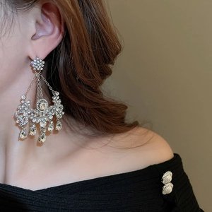 Gros plan de boucles d'oreilles à pampilles en argent avec cristaux sur un mannequin