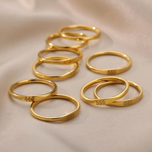 Goldene Engelszahlen Ringe Set 444 555 888 999 666 aus Edelstahl auf weichem Stoff