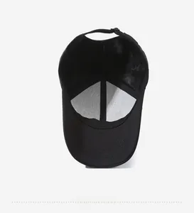 Dettaglio interno del cappello da baseball nero con fodera e cinturino regolabile