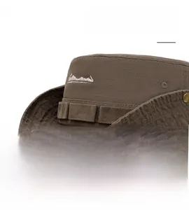 Détail du chapeau de plein air marron avec broderie de montagne et œillets d'aération