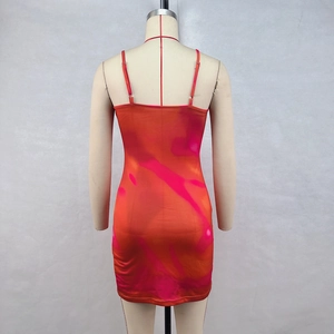 Dettaglio del retro dell'abitino mini tie-dye arancione con spalline sottili e aderente