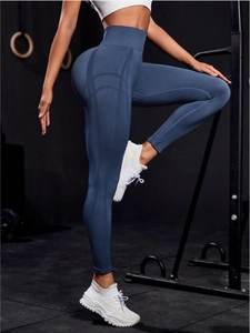 Détail du pantalon de yoga sans couture taille haute avec effet push-up et lignes galbantes