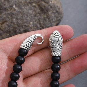 Bracciale da uomo con perline nere opache e chiusura a testa di serpente in argento