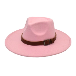 Détail d'un chapeau fedora en laine rose avec ruban en cuir brun et boucle métallique