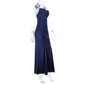 Détail d'une robe nuisette en satin bleu marine avec col drapé et ourlet sirène à volants