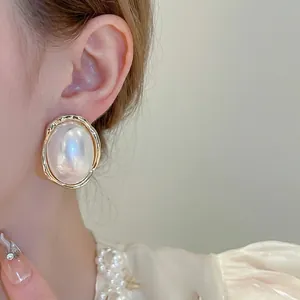 Boucles d'oreilles vintage françaises en perles ovales avec monture dorée à texture de lave