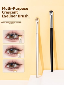 Gros plan de pinceaux eye-liner en forme de croissant ultra-fins avec manches argent et noir