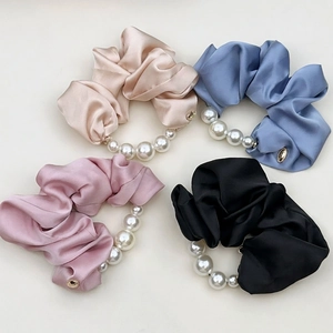 Set van 4 elegante satijnen scrunchies met witte parels in beige, blauw, roze en zwart