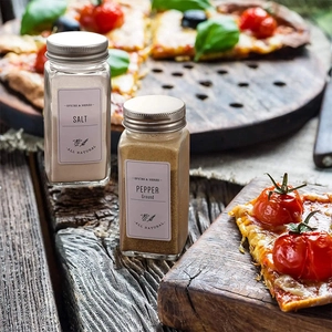 Σετ γυάλινα βάζα μπαχαρικών 120ml με ασημί καπάκια σε περιβάλλον κουζίνας