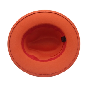 Vue détaillée de l'intérieur du chapeau en feutre orange avec bandeau et étiquette
