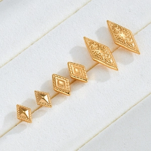 Trois paires de boucles d'oreilles losanges dorées avec textures gravées bohèmes
