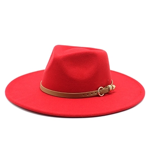 Chapeau fedora classique rouge en laine avec bande en cuir marron et boucle dorée