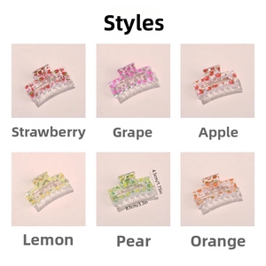 Vue détaillée des pinces à cheveux de 8,5cm avec motifs fraise, pomme et citron