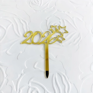 Makroaufnahme von spiegelndem Gold-Acryl 2024 Kuchendeckel mit Sternen für Silvesterparty
