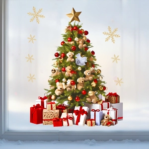 Grüner Weihnachtsbaum mit goldenem Stern, Plüschbären und festlichen Geschenkkartons