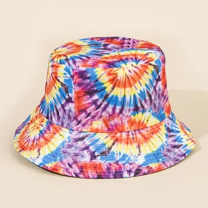Coutures détaillées et motifs tie-dye colorés sur le bord du chapeau bob en coton doux