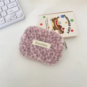 Dettaglio dell'organizzatore in peluche con stampa leopardata e chiusura a zip