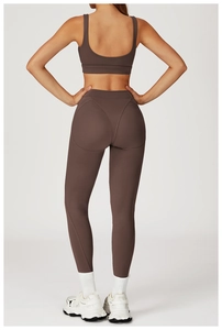 Dettaglio dei leggings yoga a vita alta con cucitura a V per un effetto lifting