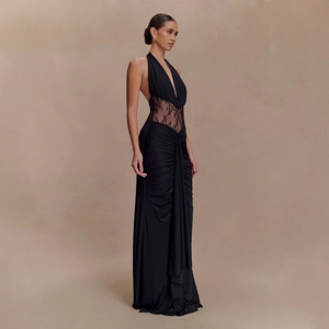 Détail d'une robe longue dos nu noire avec empiècement en dentelle et texture plissée