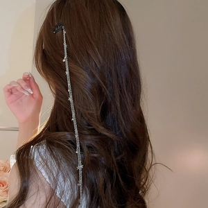 Détail de la pince papillon ajourée avec longue chaîne à franges et perles sur cheveux