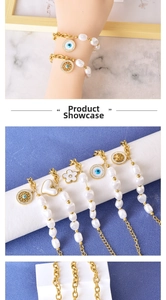Vue détaillée des bracelets en perles dorées avec arbre de vie et breloques en cœur