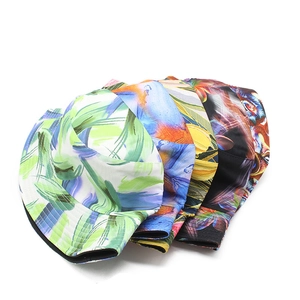Cappello da pescatore double-face con stampe floreali colorate e motivo muccato
