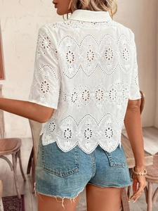 Witte damesblouse met broderie anglaise en korte mouwen met denim short, casual Franse stijl