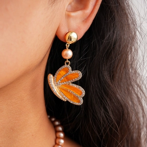 Détails de boucles d'oreilles papillon en émail orange avec cristaux et perle nacrée